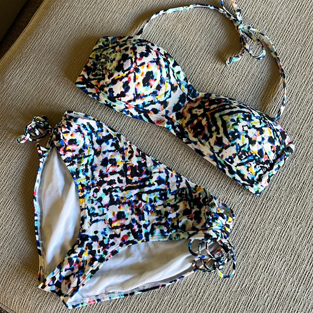 Athleta womens 2 piece ss. Multi color. Sz medium. Removable strap.